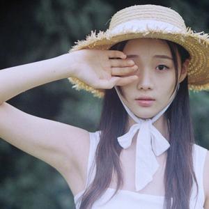 未亡人夫遗像前被欺负的背景故事
