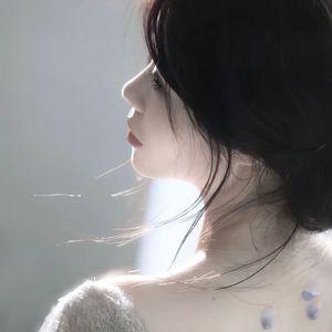 未亡人夫遗像前被欺负的背景故事
