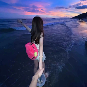 未亡人夫遗像前被欺负的背景故事
