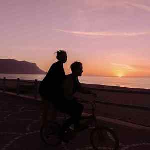 未亡人夫遗像前被欺负的背景故事
