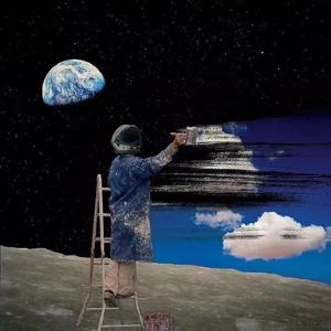 未亡人夫遗像前被欺负的背景故事
