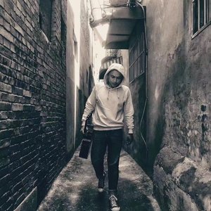 未亡人夫遗像前被欺负的背景故事
