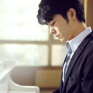 未亡人夫遗像前被欺负的背景故事
